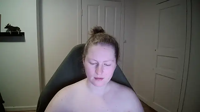 Snapshot of Girlnina-1995 chatting on 12/17/24, 10:43 Girlnina-1995 online show from 12/17/24, 10:43