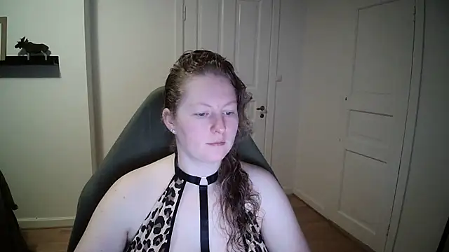 Snapshot of Girlnina-1995 chatting on 12/18/24, 10:40 Girlnina-1995 online show from 12/18/24, 10:40