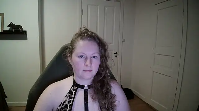 Snapshot of Girlnina-1995 chatting on 12/18/24, 05:31 Girlnina-1995 online show from 12/18/24, 05:31