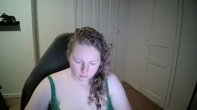 Snapshot of Girlnina-1995 chatting on 12/19/24, 06:12 Girlnina-1995 online show from 12/19/24, 06:12