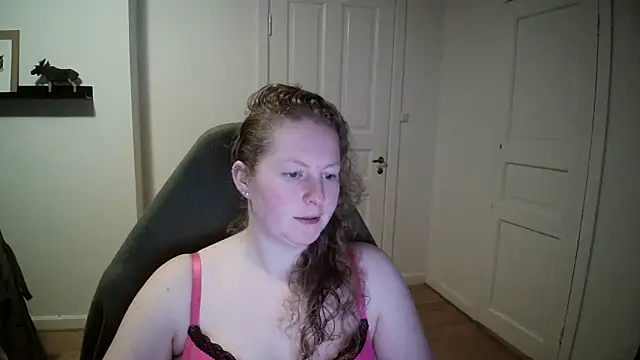 Snapshot of Girlnina-1995 chatting on 12/20/24, 04:04 Girlnina-1995 online show from 12/20/24, 04:04