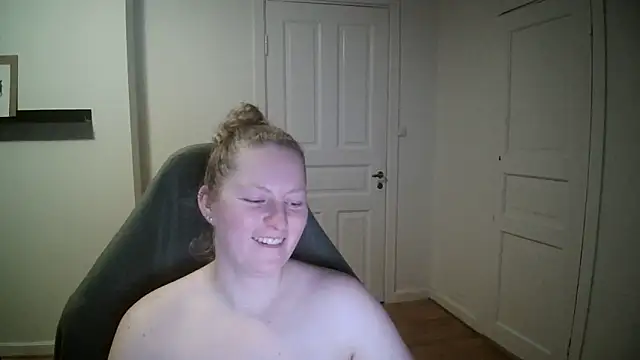 Snapshot of Girlnina-1995 chatting on 01/15/25, 06:40 Girlnina-1995 online show from 01/15/25, 06:40