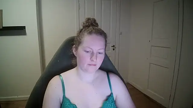 Snapshot of Girlnina-1995 chatting on 01/21/25, 04:05 Girlnina-1995 online show from 01/21/25, 04:05