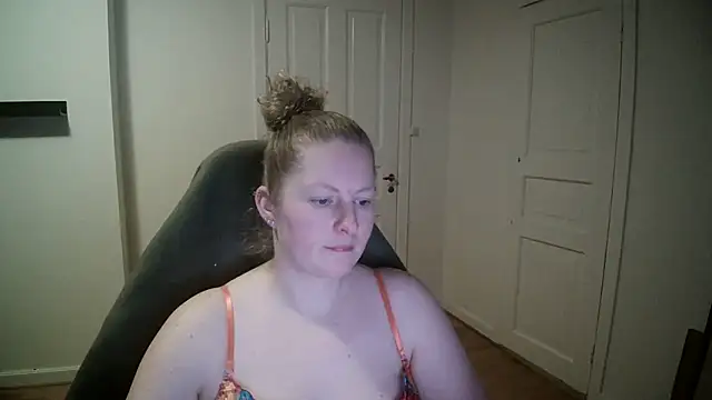 Snapshot of Girlnina-1995 chatting on 01/22/25, 04:02 Girlnina-1995 online show from 01/22/25, 04:02