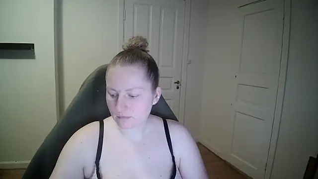 Snapshot of Girlnina-1995 chatting on 01/23/25, 10:32 Girlnina-1995 online show from 01/23/25, 10:32