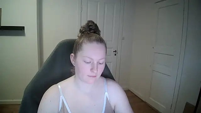 Snapshot of Girlnina-1995 chatting on 02/05/25, 10:41 Girlnina-1995 online show from 02/05/25, 10:41