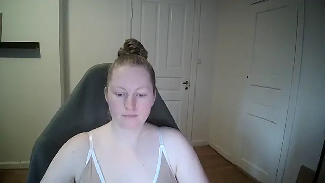 Snapshot of Girlnina-1995 chatting on 02/05/25, 01:44 Girlnina-1995 online show from 02/05/25, 01:44