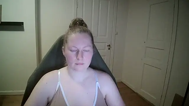 Snapshot of Girlnina-1995 chatting on 02/05/25, 05:09 Girlnina-1995 online show from 02/05/25, 05:09