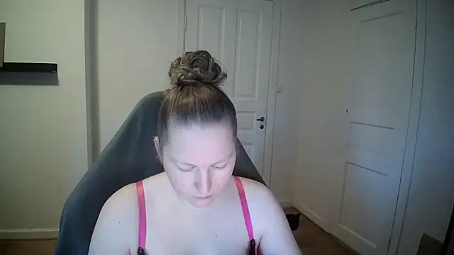 Snapshot of Girlnina-1995 chatting on 02/06/25, 10:15 Girlnina-1995 online show from 02/06/25, 10:15