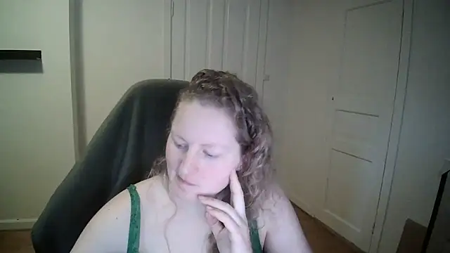 Snapshot of Girlnina-1995 chatting on 02/10/25, 12:29 Girlnina-1995 online show from 02/10/25, 12:29