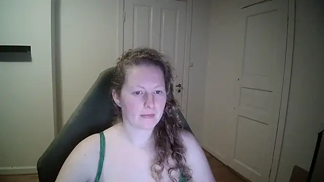 Snapshot of Girlnina-1995 chatting on 02/10/25, 09:04 Girlnina-1995 online show from 02/10/25, 09:04