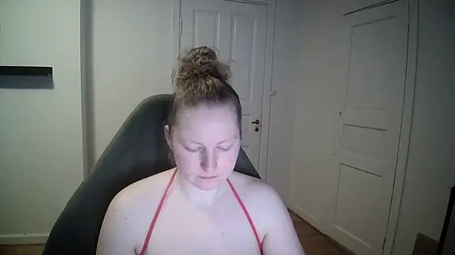 Snapshot of Girlnina-1995 chatting on 02/14/25, 08:52 Girlnina-1995 online show from 02/14/25, 08:52