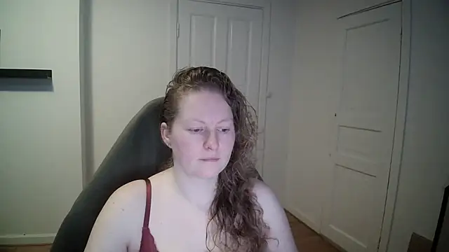 Snapshot of Girlnina-1995 chatting on 02/17/25, 08:52 Girlnina-1995 online show from 02/17/25, 08:52