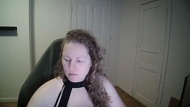 Snapshot of Girlnina-1995 chatting on 02/18/25, 02:38 Girlnina-1995 online show from 02/18/25, 02:38