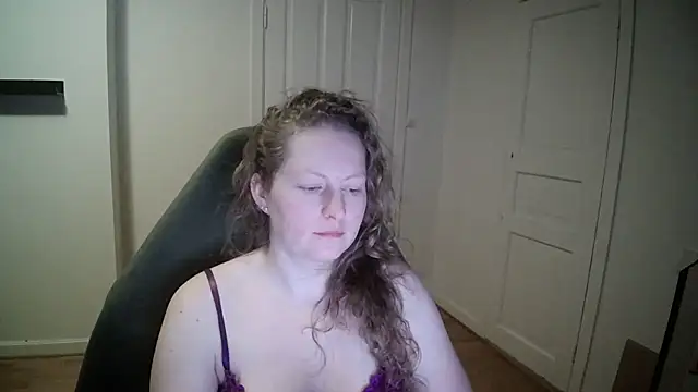 Snapshot of Girlnina-1995 chatting on 02/20/25, 07:52 Girlnina-1995 online show from 02/20/25, 07:52