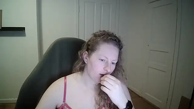 Snapshot of Girlnina-1995 chatting on 02/24/25, 12:16 Girlnina-1995 online show from 02/24/25, 12:16