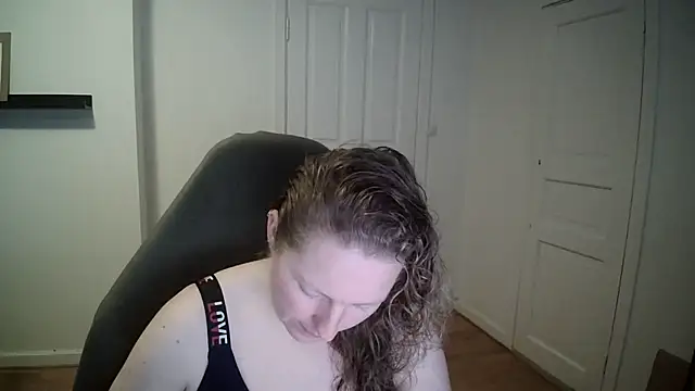 Snapshot of Girlnina-1995 chatting on 03/04/25, 10:35 Girlnina-1995 online show from 03/04/25, 10:35