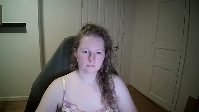 Snapshot of Girlnina-1995 chatting on 03/05/25, 09:04 Girlnina-1995 online show from 03/05/25, 09:04