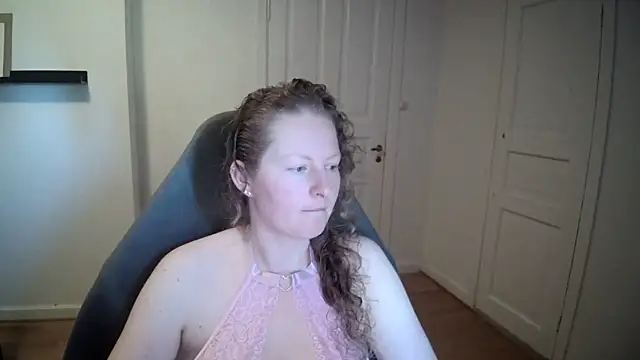 Snapshot of Girlnina-1995 chatting on 03/20/25, 10:32 Girlnina-1995 online show from 03/20/25, 10:32