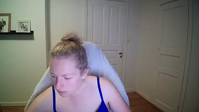 Snapshot of Girlnina-1995 chatting on 09/16/25, 02:29 Girlnina-1995 online show from 09/16/25, 02:29