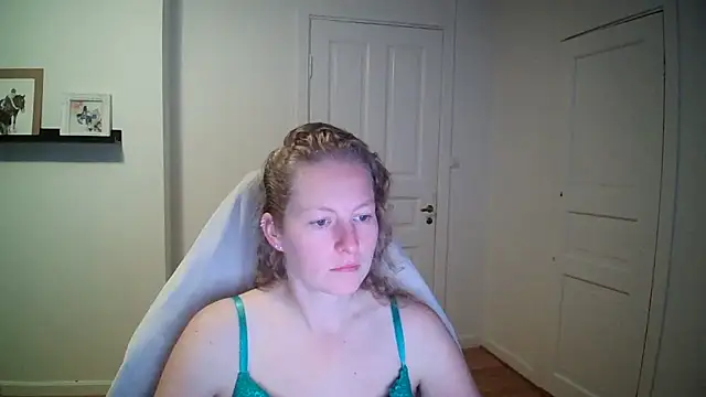 Snapshot of Girlnina-1995 chatting on 09/18/25, 07:43 Girlnina-1995 online show from 09/18/25, 07:43