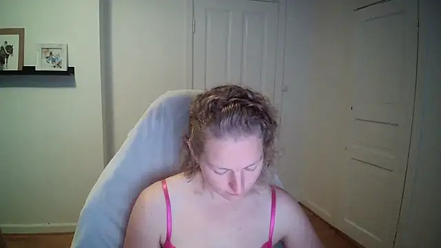 Snapshot of Girlnina-1995 chatting on 09/22/25, 09:44 Girlnina-1995 online show from 09/22/25, 09:44