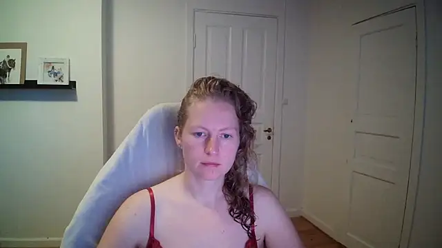 Snapshot of Girlnina-1995 chatting on 09/24/25, 09:12 Girlnina-1995 online show from 09/24/25, 09:12