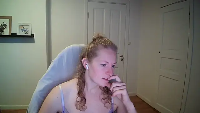 Snapshot of Girlnina-1995 chatting on 09/25/25, 08:07 Girlnina-1995 online show from 09/25/25, 08:07