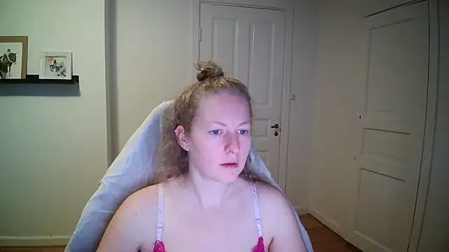 Snapshot of Girlnina-1995 chatting on 10/13/25, 07:08 Girlnina-1995 online show from 10/13/25, 07:08