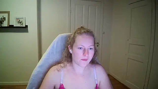 Snapshot of Girlnina-1995 chatting on 10/13/25, 08:20 Girlnina-1995 online show from 10/13/25, 08:20