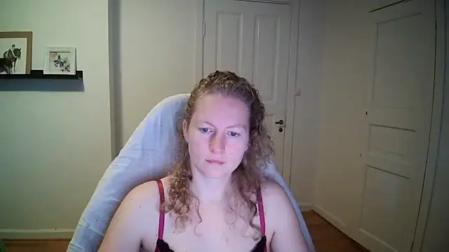 Snapshot of Girlnina-1995 chatting on 10/15/25, 06:57 Girlnina-1995 online show from 10/15/25, 06:57