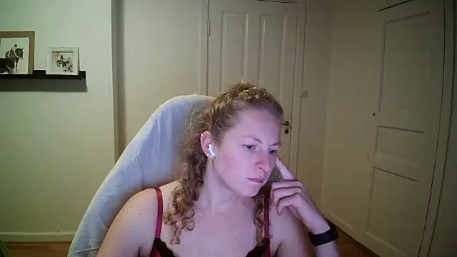 Snapshot of Girlnina-1995 chatting on 10/15/25, 07:03 Girlnina-1995 online show from 10/15/25, 07:03