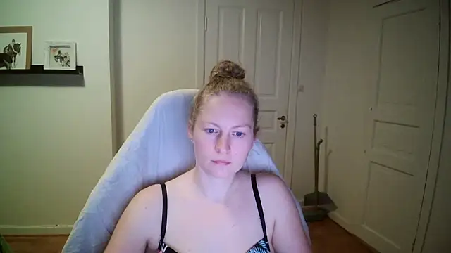 Snapshot of Girlnina-1995 chatting on 10/16/25, 07:48 Girlnina-1995 online show from 10/16/25, 07:48