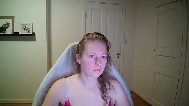 Snapshot of Girlnina-1995 chatting on 10/20/25, 06:03 Girlnina-1995 online show from 10/20/25, 06:03