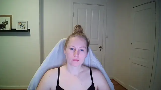 Snapshot of Girlnina-1995 chatting on 10/21/25, 11:22 Girlnina-1995 online show from 10/21/25, 11:22