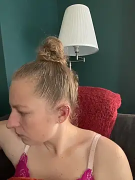 Snapshot of Girlnina-1995 chatting on 10/28/25, 10:41 Girlnina-1995 online show from 10/28/25, 10:41