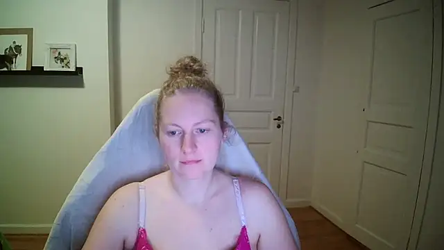 Snapshot of Girlnina-1995 chatting on 10/28/25, 10:45 Girlnina-1995 online show from 10/28/25, 10:45