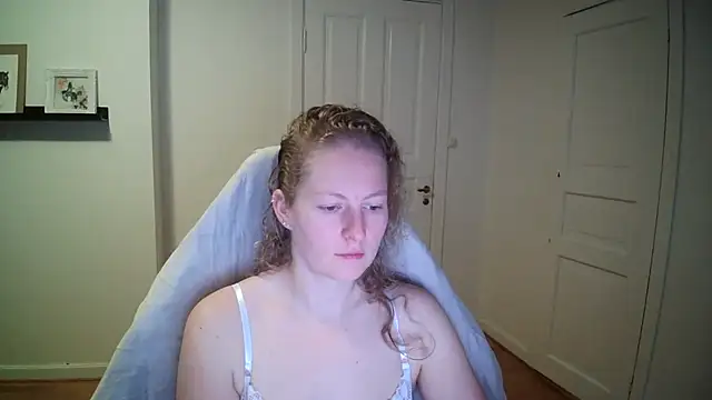 Snapshot of Girlnina-1995 chatting on 10/30/25, 09:33 Girlnina-1995 online show from 10/30/25, 09:33