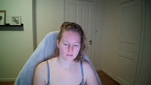 Snapshot of Girlnina-1995 chatting on 10/31/25, 07:42 Girlnina-1995 online show from 10/31/25, 07:42