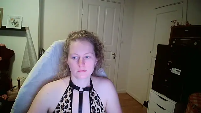 Snapshot of Girlnina-1995 chatting on 12/15/25, 07:18 Girlnina-1995 online show from 12/15/25, 07:18