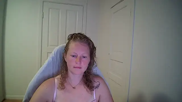 Snapshot of Girlnina-1995 chatting on 07/13/26, 07:11 Girlnina-1995 online show from 07/13/26, 07:11