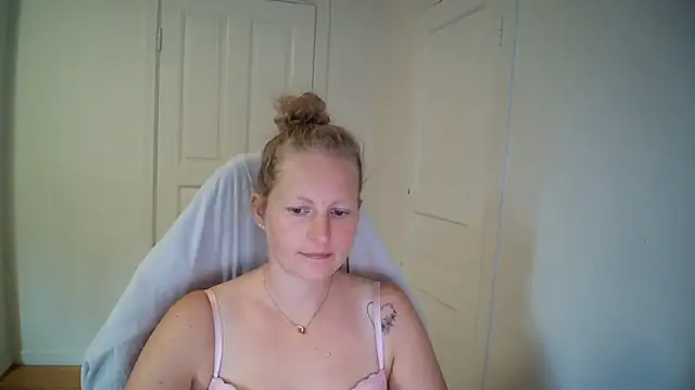 Snapshot of Girlnina-1995 chatting on 07/20/26, 10:39 Girlnina-1995 online show from 07/20/26, 10:39
