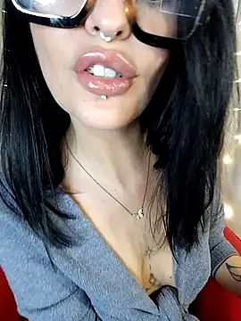 Snapshot of Masha_Real_84 chatting on 10/21/25, 04:30 Masha Real 84 online show from 10/21/25, 04:30