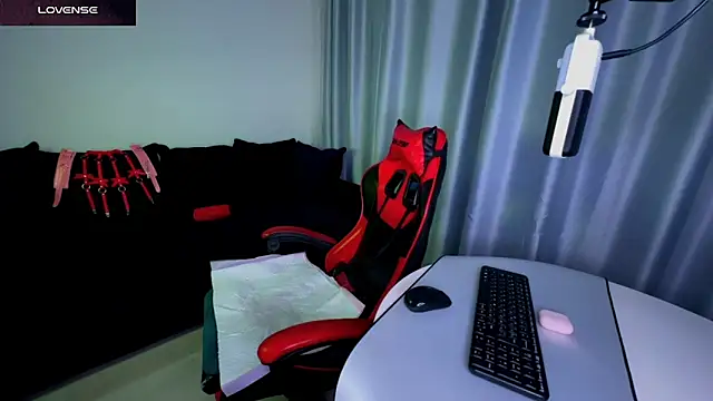 Snapshot of DivineBite chatting on 02/19/25, 09:25 DivineBite online show from 02/19/25, 09:25