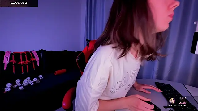 Snapshot of DivineBite chatting on 02/28/25, 03:59 DivineBite online show from 02/28/25, 03:59