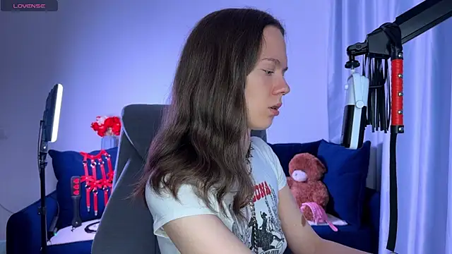 Snapshot of DivineBite chatting on 09/11/25, 04:18 DivineBite online show from 09/11/25, 04:18