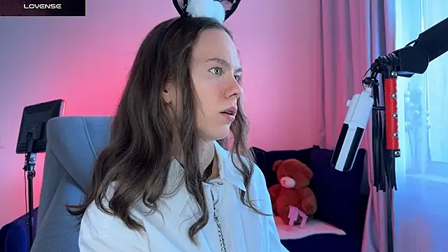 Snapshot of DivineBite chatting on 09/17/25, 02:08 DivineBite online show from 09/17/25, 02:08