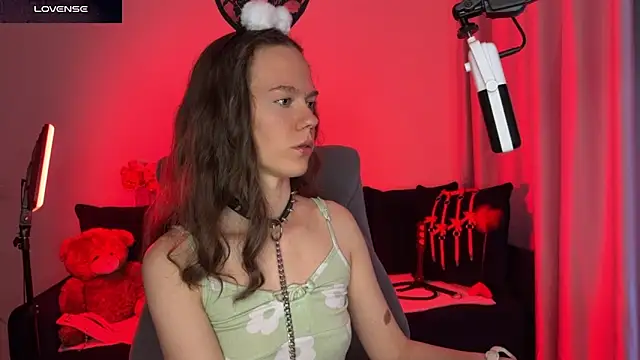 Snapshot of DivineBite chatting on 09/21/25, 03:35 DivineBite online show from 09/21/25, 03:35