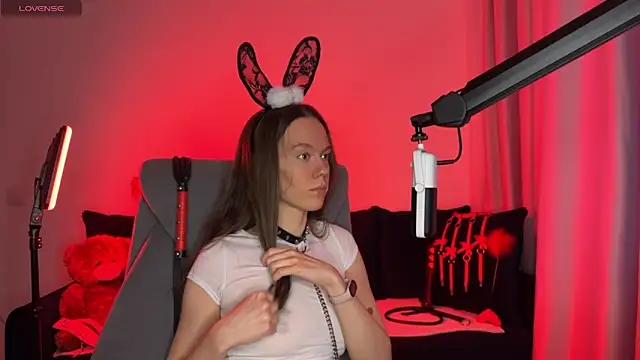 Snapshot of DivineBite chatting on 09/23/25, 01:47 DivineBite online show from 09/23/25, 01:47