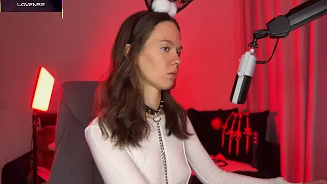 Snapshot of DivineBite chatting on 09/27/25, 03:06 DivineBite online show from 09/27/25, 03:06